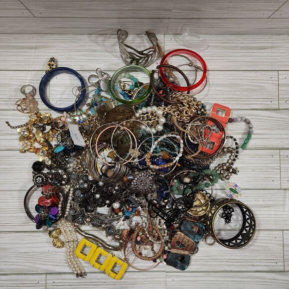5.44 Pounds Mostly Wearable Bulk Jewelry Necklaces Bracelets Rings Some Signed - Picture 1 of 9